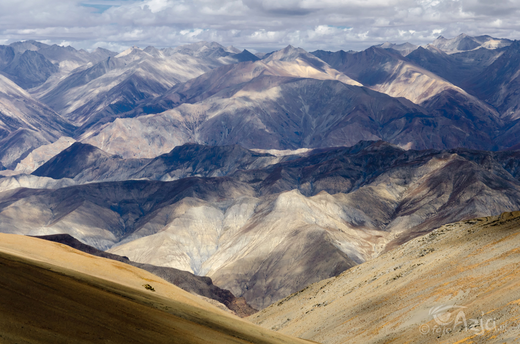 Dzień 10: "morze gór pod nami" - widok ku północy z przełęczy Namgung La (5090m). Góry na horyzoncie to już Tybet